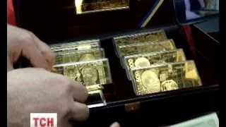 Люди прибувають до резиденції Віктора Януковича «Межигір'я»