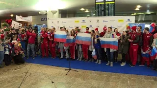 Russians give Olympic athletes a heroes' welcome home