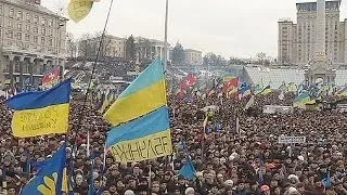 Hundreds of thousands of pro-EU demonstrators gather in Kyiv