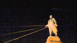 Protesters in Ukrainian City of Kharkiv Topple Lenin Monument