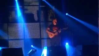 Kiss me/Bag of crisps thrown towards Ed Sheeran @HMH Amsterdam