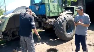 невеликий ремонт Т-150к під час  дискування (підтягуємо підшипники на ступиці)