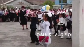 Школьник танцует на линейке