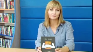 У книжной полки Юрий Арабов