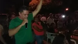 Juliano César cantando na sexta cultural de Sapucaia para Juliano César