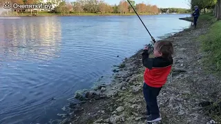 Мальчик ловит рыбу я ору
