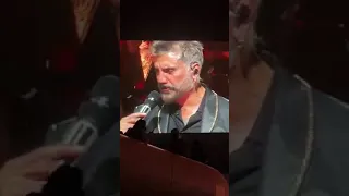 Alejandro Fernández llora en concierto al interpretar tema de Vicente Fernández