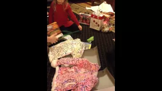 Дети открывают подарки на Рождество/ Kids opening presents on Christmas
