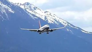 Boeing 737-800 landing at Innsbruck