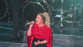 Kelly Clarkson performs Behind These Hazel Eyes