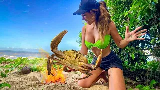 Catching Mud Crabs! - SOLO BEACH COOKUP 🦀🏝️