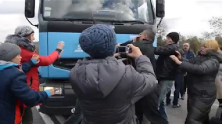 ПН TV: Участники акции протеста подрались с водителем фуры