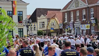 Schützenfest Esens 2023 Aufmarsch der Vereine und Kapellen auf dem Marktplatz - Sonntag