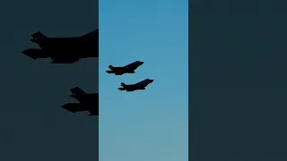 Unbelievable USAF F35 Howling Flyby Leaves Spectators in Awe