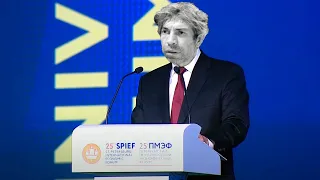 Шариков выступает на экономическом форуме