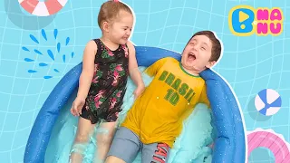 BRINCANDO NA PISCINA DE PLÁSTICO | EXPERIÊNCIAS CIENTÍFICAS PARA CRIANÇAS COM B e MANU