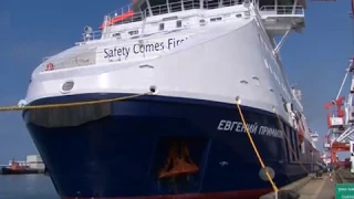 Ледокольное судно обеспечения «Евгений Примаков» осветили в порту Холмска