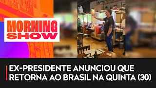 Jair Bolsonaro é aplaudido em restaurante brasileiro nos EUA