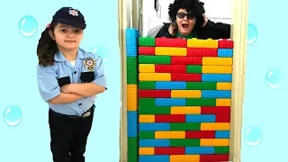 ELİF ÖYKÜ POLİS OLDU HIRSIZI YAKALADI - Kids pretend play police and wall joke fun kid video