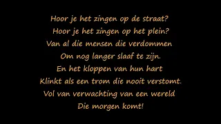 Do You Hear the People Sing Dutch Lyrics - Hoor je het zingen op de straat
