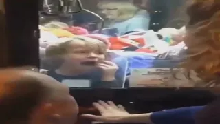 Boy gets stuck in claw machine (r/KidsAreFuckingStupid)