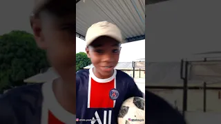 O menino que foi recusado na escolinha de futebol fez o treinador se arrepender