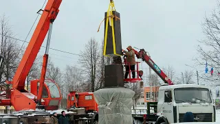 Установка стелы "Город воинской доблести" в Лодейном Поле.