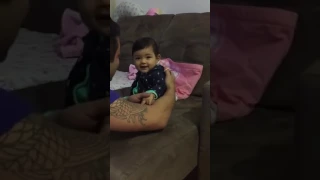 Bebê dá susto no pai enquanto ele tenta cortar suas unhas