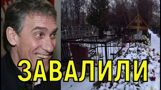 Крест рухнул, все замело. Могилу Валерия Гаркалина не узнать.