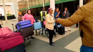 AMERICANS SURPRISED AT THE AIRPORT DURING THEIR FIRST VISIT IN KENYA. @SAFARI YANGU