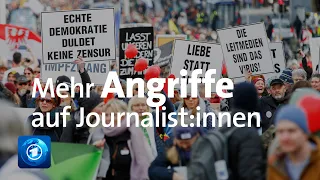 Durch Corona-Proteste: Verein zählt mehr Angriffe auf Journalist:innen