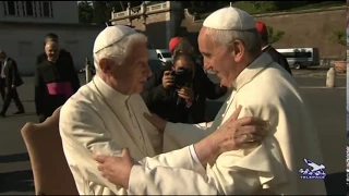 Papa Francesco e Benedetto XVI per la statua di San Michele Arcangelo