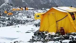 Footage of the Alarming Moments Before the Everest Avalanche