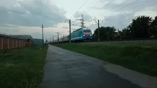 Электровоз ЭП1М-461 с поездом Кисловодск-Иркутск