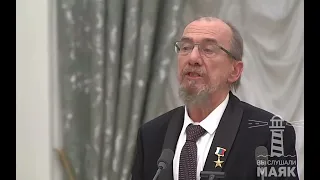 nous avons Dieu dans la Constitution, nous pouvons chanter. Nous ici au Kremlin  Kuban Cossack Choir