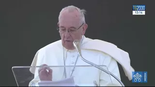 Papa Francesco ad Alessano, la preghiera sulla tomba di don Tonino Bello e il suo discorso