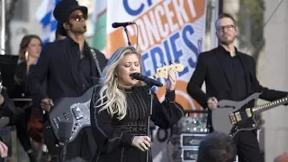 Kelly Clarkson - Stronger live in Times Square