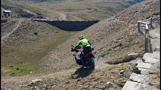 BMW 1250 GSA petit saut au col de l'Assieta.