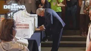 López Obrador emite su voto con Beatriz Gutiérrez