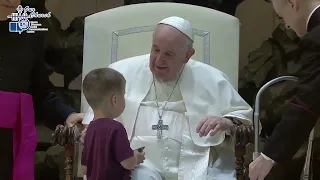 (17/8/2022) Child runs on stage during Pope Francis' General Audience: “This one is brave!”