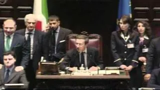 Berlusconi survives crucial confidence vote