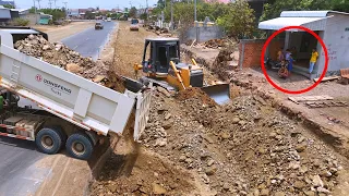 Excellent Skill Bulldozer Shantui SD16 Operator Scattering Stone Soils On The Third Floor Missing