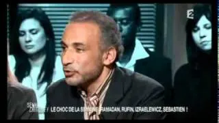 Toute la table contre lui  Mais tout le monde est remit à ça place TARIQ RAMADAN