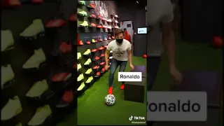 Jak piłkarze przymierzają buty