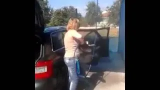 Женщина моет машину!