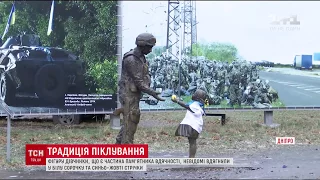 У Дніпрі невідомі нарядили фігуру дівчинки, яка є частиною пам’ятника вдячності