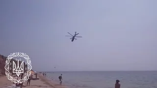 Вертольоти Мі-24 ЗСУ проходять над пляжем. Одеса