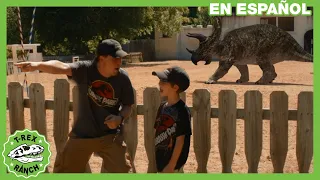Enfrentamiento de dinosaurios de tamaño real en el parque de atracciones Renaissance Festival