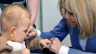 Brigitte Macron - Siebenfache Oma: Wie gut sie mit Babys kann, beweisen diese Aufnahmen