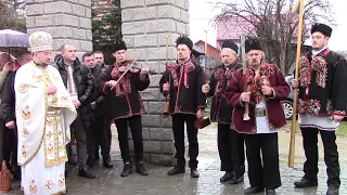 Гуцульська коляда біля церкви Св. Миколая в Нагуєвичах